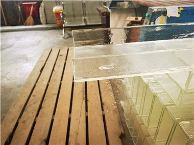 Yapı malzemesi 7mm u profil temperli cam